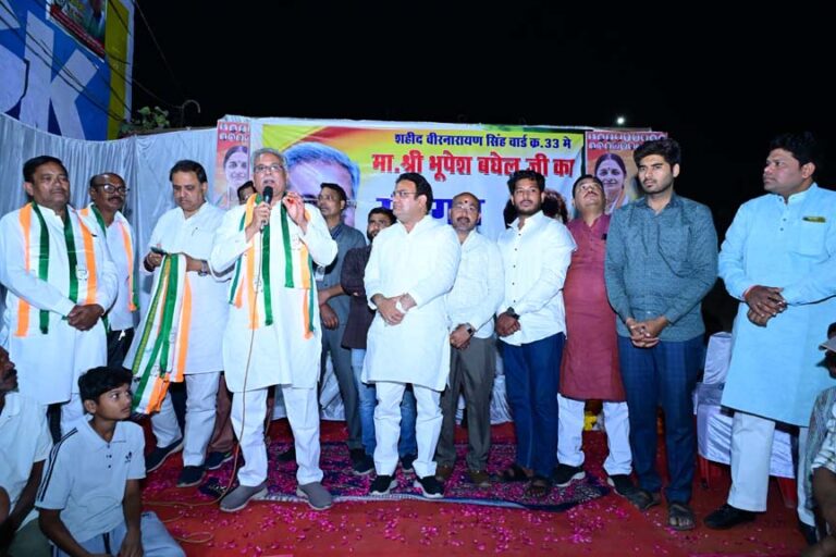 पूर्व मुख्यमंत्री भूपेश बघेल ने कांग्रेस महापौर प्रत्याशी दीप्ति दुबे और वार्ड प्रत्याशियों के लिये किया चुनाव प्रचार