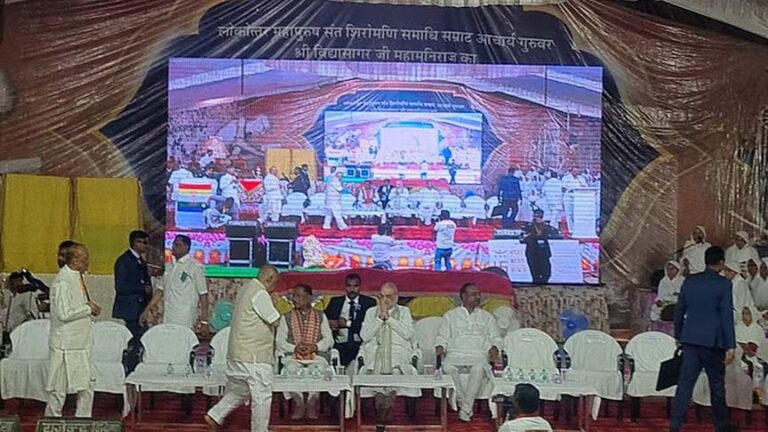 गृहमंत्री अमित शाह पहुंचे डोंगरगढ़, चंद्रगिरी में आयोजित प्रथम समाधि स्मृति महोत्सव में हुए शामिल