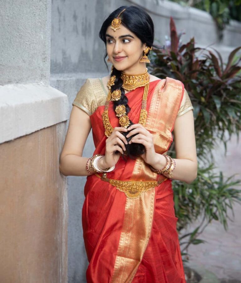 साड़ी में 20 विदेशी लड़कियों को देखकर अवाक रह गईं अदा शर्मा