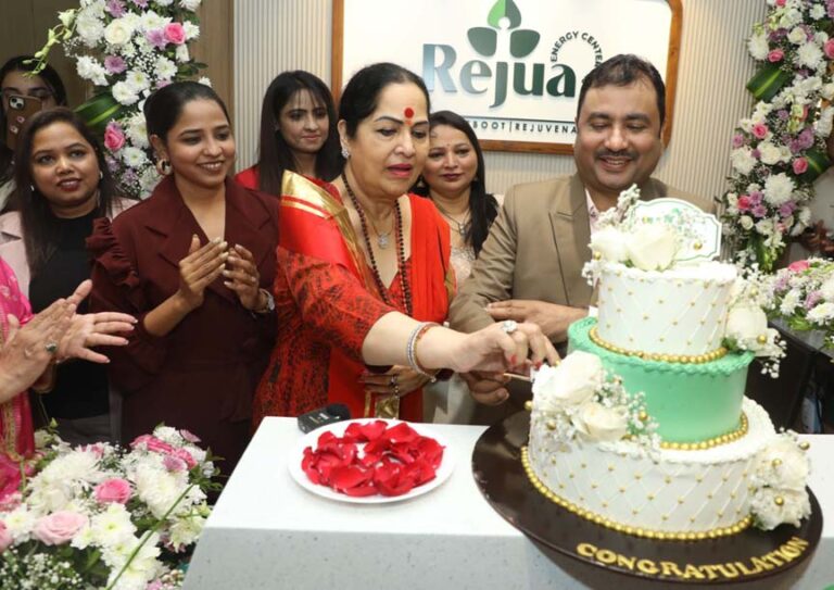 एक्यूपंक्चर उपचार तकनीक के जादूगर हैं डॉक्टर संतोष पांडे-ज़रीन खान