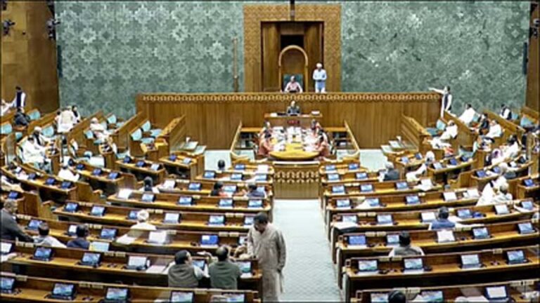 अमेरिका से प्रवासी भारतीयों के निर्वासन पर लोकसभा-राज्यसभा में हंगामा, बिरला ने लगाई फटकार