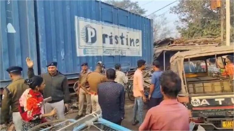 ओडिशा में भयानक रेल हादसा, पटरी से उतरकर बस्ती में घुसी मालगाड़ी