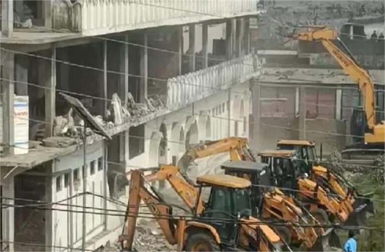 स्टे खत्म होते ही एक्शन में योगी सरकार, मदनी मस्जिद पर चला बुलडोजर