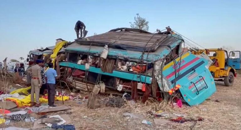 गुजरात में बड़ा हादसा, श्रद्धालुओं को लेकर जा रही बस खाई में गिरी, पांच की मौत