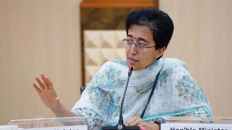 आतिशी-सिसोदिया ने चुनाव आयोग से की अपील, कहा- भाजपा के पैसे बांटने और पुलिस की भूमिका पर हो छानबीन