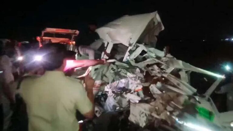 धार में सड़क हादसे में सात की मौत, गलत दिशा में आ रहे गैस टैंकर ने कार और पिकअप को मारी टक्कर
