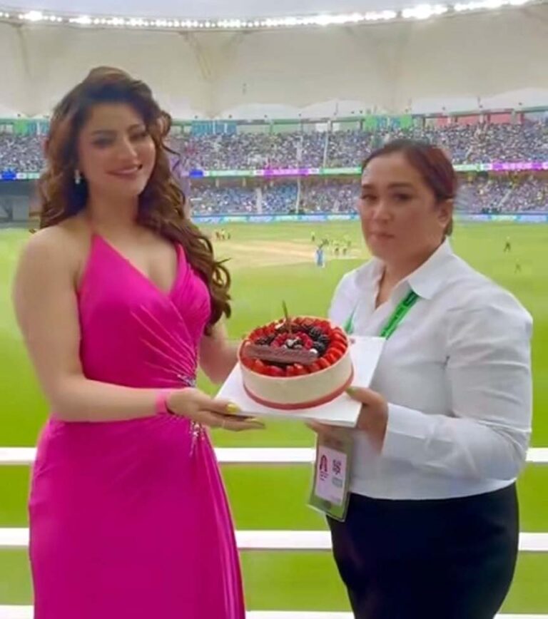 उर्वशी रौतेला को मिले स्पेशल केक से इंडिया की जीत का जश्न