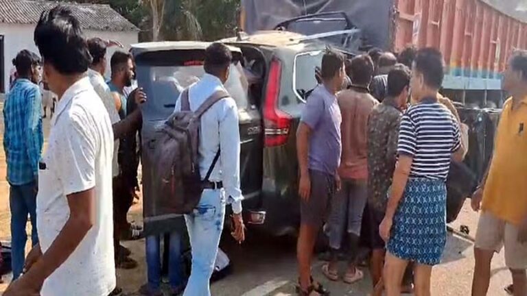 कार और ट्रक में जोरदार भिड़ंत, स्कॉर्पियो सवार तीन लोगों की मौत, दो की हालत गंभीर