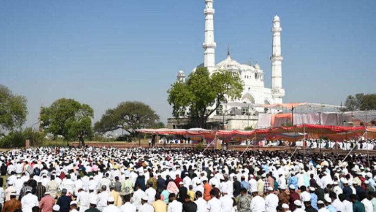 लखनऊ सहित पूरे अवध में पढ़ी गई नमाज, ईदगाह पर पहुंचे डिप्टी सीएम सहित अलग-अलग दलों के नेता