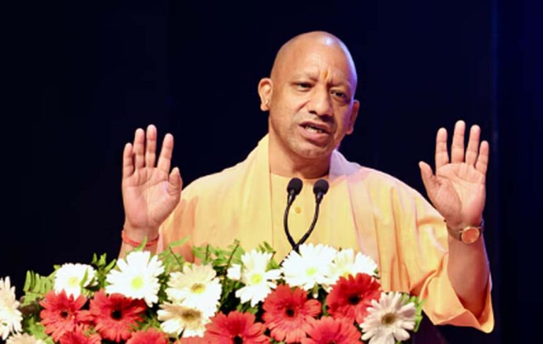 होली पर योगी सरकार का तोहफा, 1.86 करोड़ परिवारों को मिलेंगे मुफ्त गैस सिलेंडर