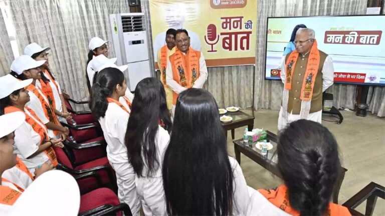 रायपुर मुख्यमंत्री निवास में मन की बात का श्रवण