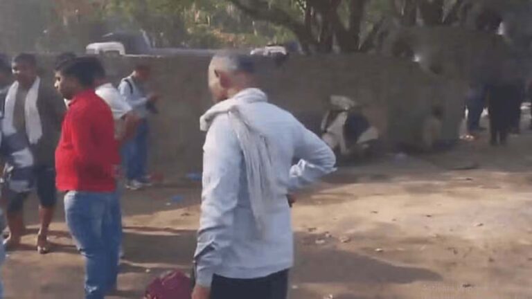 आनंद विहार की झुग्गी में बीती रात लगी भीषण आग, तीन लोगों की जिंदा जलकर मौत