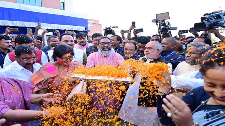 रंगों के रंग में रंग गए सीएम हेमंत सोरेन, आम से लेकर खास सभी उत्साहित