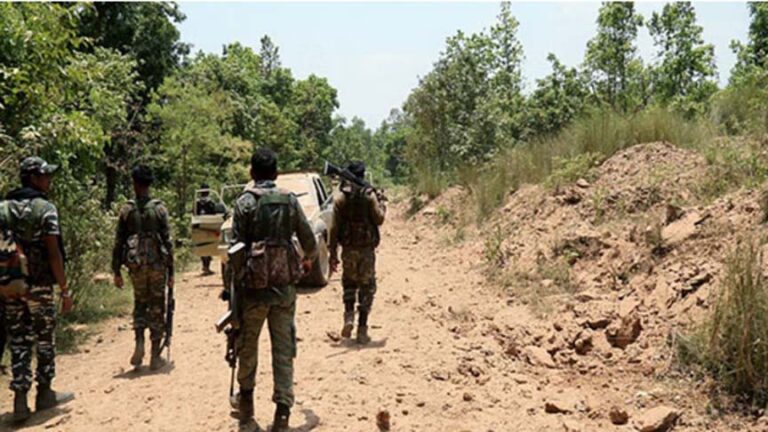 दंतेवाड़ा-बीजापुर बॉर्डर पर एक महिला नक्सली ढेर, इंसास राइफल बरामद; कल 50 ने किया था सरेंडर