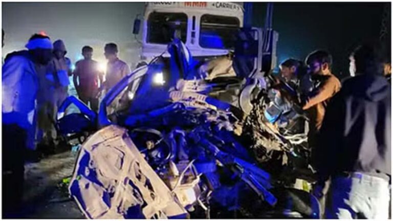 कार-ट्रॉले की टक्कर में पति-पत्नी और बेटे समेत छह की मौत, एक घायल, गेट तोड़कर निकाले शव