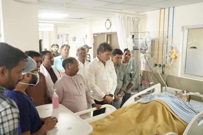 अस्पताल पहुंचकर किरण सिंह देव ने भरत वर्मा जी का स्वास्थ्य की ली जानकारी