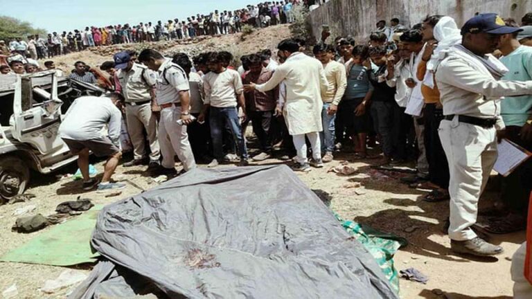 दमोह में दर्दनाक सड़क हादसा, महादेव घाट के पुल से अनियंत्रित बोलेरो नदी में गिरी, आठ लोगों की मौत
