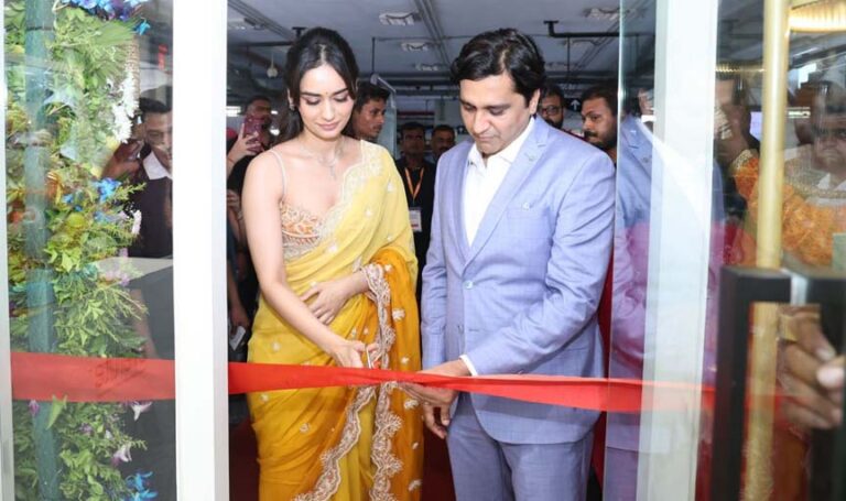 मानुषी छिल्लर ने सेनको गोल्ड एंड डायमंड्स का मुंबई में पहला मेट्रो स्टेशन स्टोर लॉन्च किया