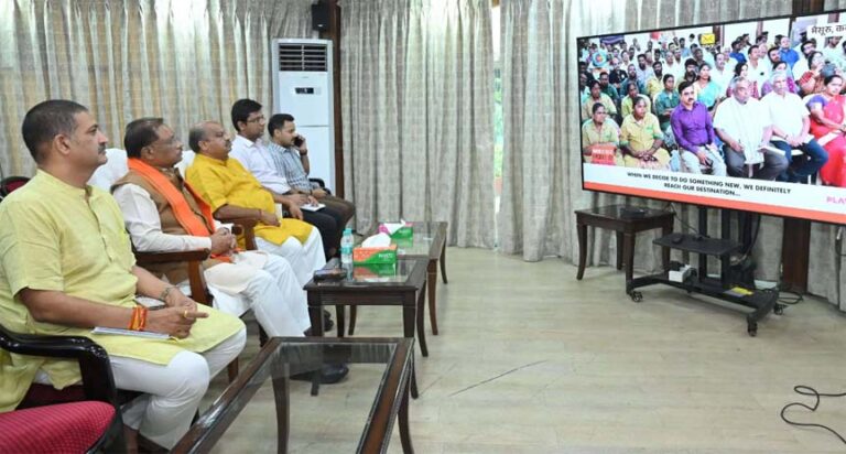 सीएम साय ने जनप्रतिनिधि और अधिकारियों के साथ सुनी ‘मन की बात’ की 121वीं कड़ी