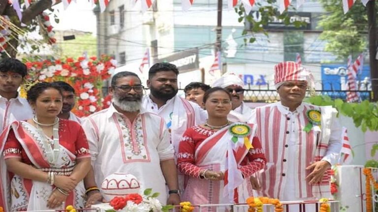 सीएम हेमंत सोरेन आदिवासी छात्रावास में आयोजित कार्यक्रम में हुए शामिल हुए, दो दिन छुट्टी का एलान