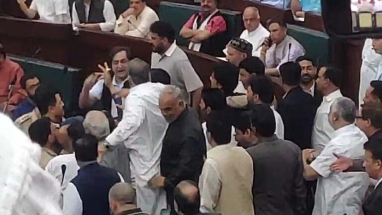 विधानसभा में दूसरे दिन भी वक्फ कानून पर हंगामा, नेकां और पीपुल्स कांफ्रेंस विधायकों के बीच झड़प