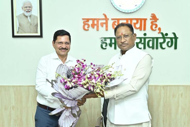 मुख्यमंत्री विष्णु देव साय से एसईसीएल के सीएमडी हरीश दुहन ने की सौजन्य भेंट