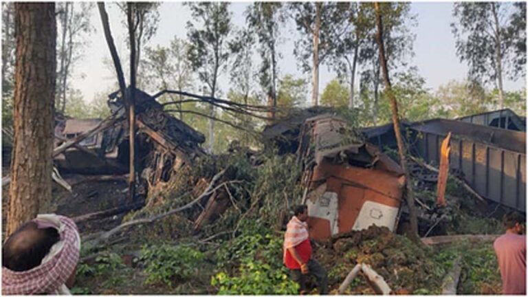 झारखंड के साहिबगंज में हादसा; दो मालगाड़ियों की टक्कर के बाद लगी भीषण आग, ड्राइवर समेत दो की मौत