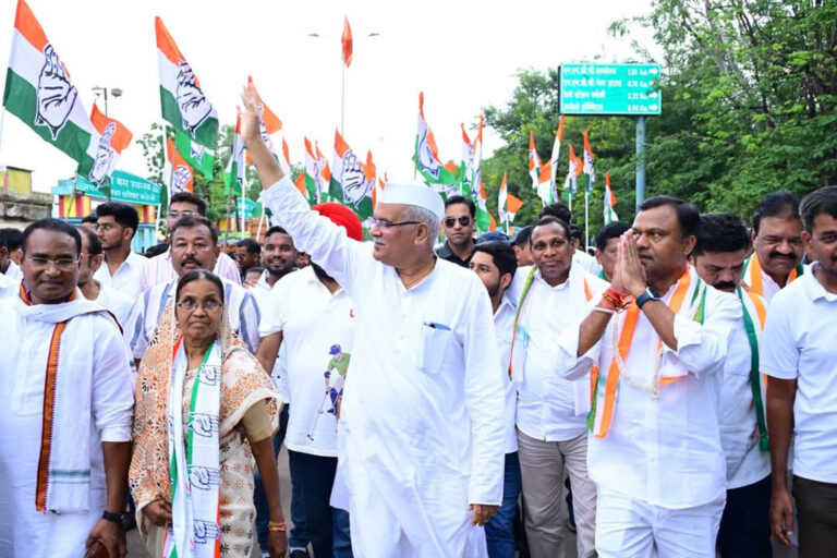 कांग्रेस के राष्ट्रीय महासचिव पूर्व मुख्यमंत्री भूपेश बघेल बचेली पहुंचकर न्याय यात्रा में शामिल हुए