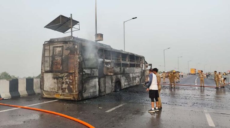 लखनऊ में सुबह-सुबह बड़ा हादसा: बिहार से दिल्ली जा रही स्लीपर बस में लगी आग, जिंदा जले पांच यात्री, कई घायल