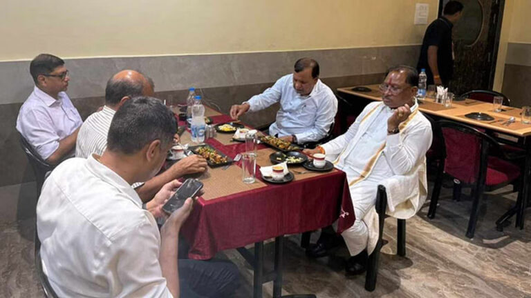 मुख्यमंत्री साय ने ढाबे पर खाया खाना, लोगों से किया संवाद; सामने आई वजह