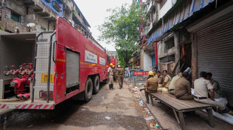 कोलकाता के जिस होटल में आग लगने से 14 लोगों की जान गई, उसका मालिक और मैनेजर गिरफ्तार