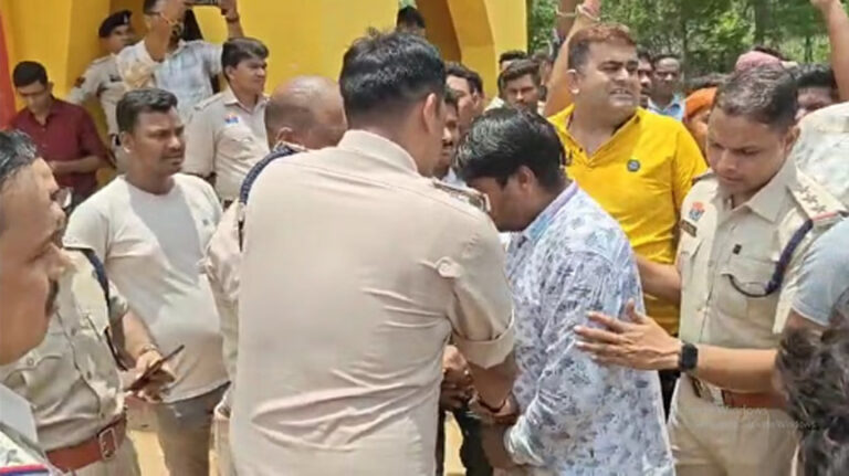 भाठनपाली गांव में मदिर टूटने से तनाव, हिंदू संगठनों ने लहराया भगवा झंडा, भारी पुलिस तैनात