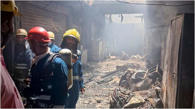 हैदराबाद के चारमीनार के पास भीषण आग; बच्चों समेत 17 की मौत, कई के फंसे होने की आशंका