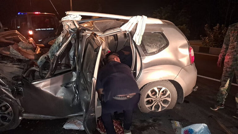 सड़क हादसे में तीन लोगों की मौके पर ही मौत, एक ही परिवार के हैं सभी मरने वाले, तीन घायल