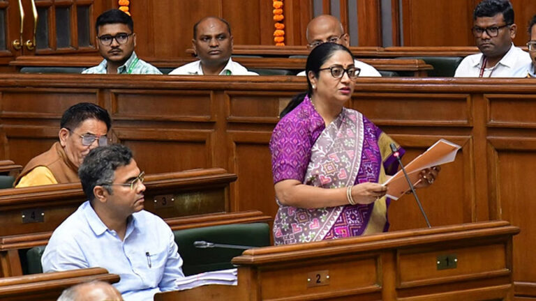 रेखा सरकार के 100 दिन: धीमी रफ्तार, महिला समृद्धि योजना, फ्री शिक्षा और सिलेंडर जैसे वादे अभी कागजों पर ही