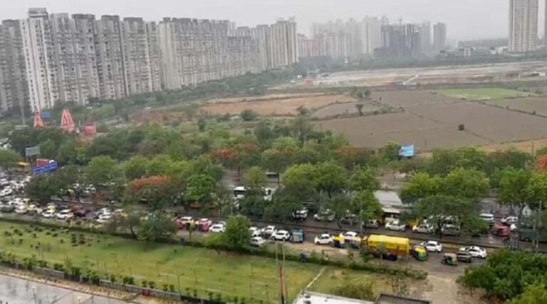 दिल्ली में तेज आंधी-बारिश का कहर: पेड़ गिरने से ढहा कमरा, मां और तीन बच्चों की मलबे में दबने से मौत और एक घायल