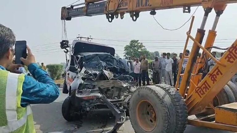 अलीगढ़ में बड़ा हादसा: कैंटर में घुसी पुलिस वैन, एक दरोगा-तीन कांस्टेबल और एक कैदी की मौत, एक पुलिसकर्मी घायल