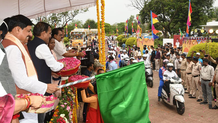 सीएम ने शौर्य स्मारक से ‘अहिल्या वाहिनी’ बाइक रैली और ‘माँ तुझे प्रणाम’ यात्रा को दिखाई हरी झंडी