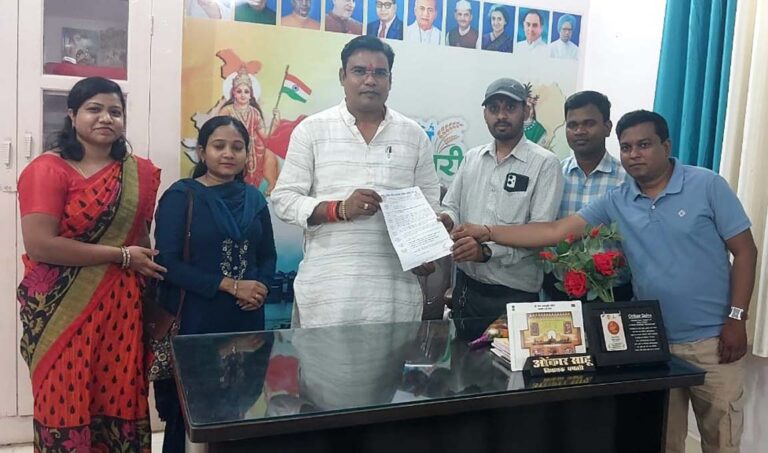 व्यावसायिक प्रशिक्षको द्वारा विधायक को समस्याओं से कराया गया अवगत