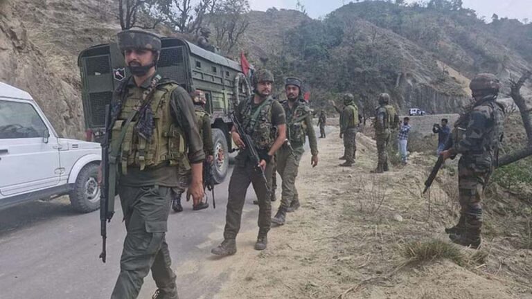 त्राल में आतंकवादियों और सुरक्षाबलों के बीच मुठभेड़, तीन आतंकी ढेर; इलाके में घेराबंदी