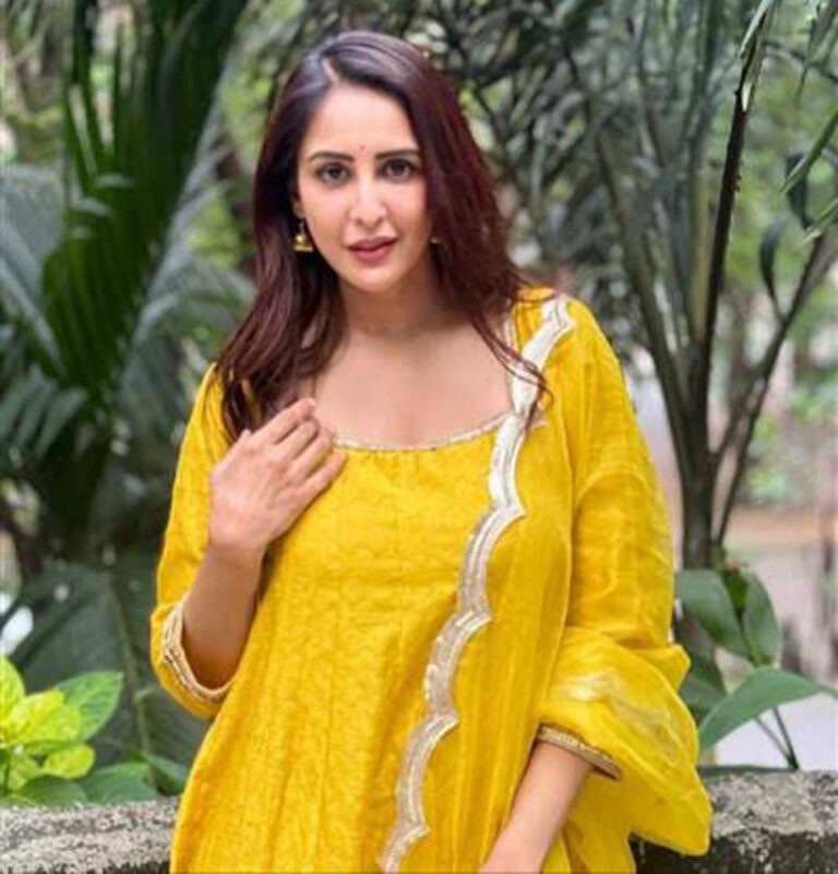 अभिनेत्री चाहत खन्ना ने आयुर्वेद को अपनाया