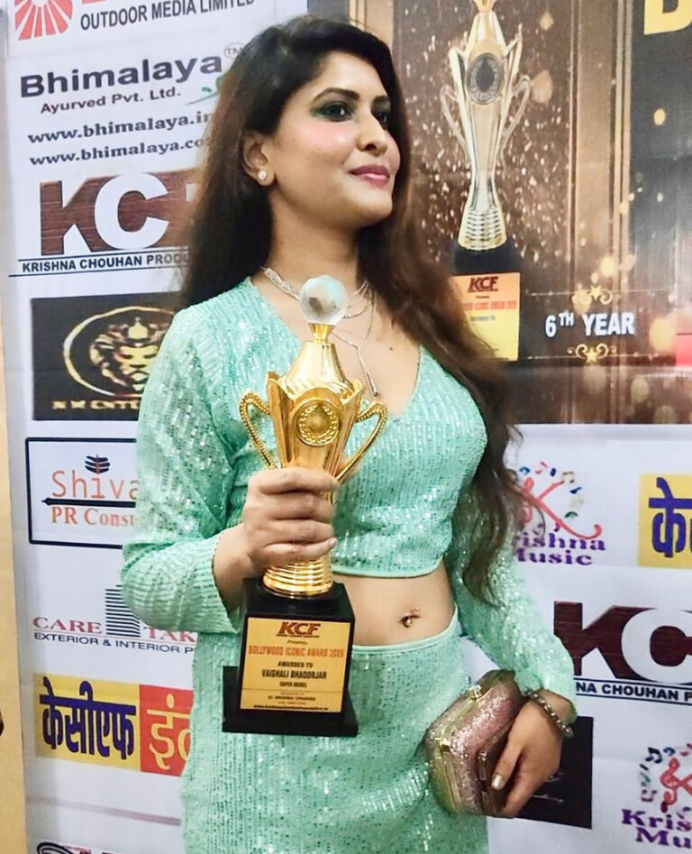 सिंगर उदित नारायण के हाथों अवार्ड लेने की हैट्रिक लगा चुकी है मॉडल वैशाली भाऊरजार