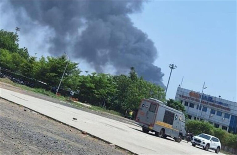 अहमदाबाद के रिहायशी इलाके में विमान हादसा, आसमान में दिख रहा धुएं का गुबार