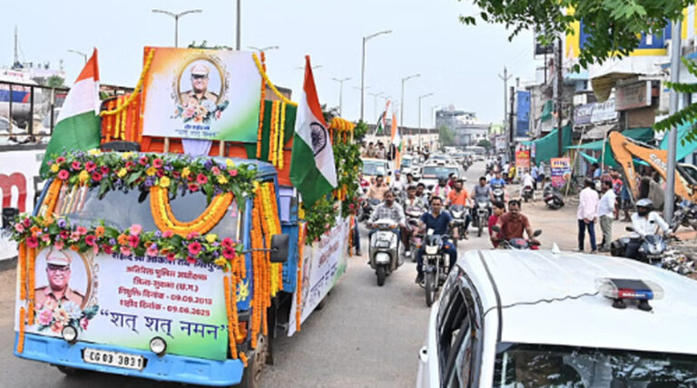 ‘जब तक सूरज-चांद रहेगा, आकाश तेरा नाम रहेगा’: बलिदान ASP गिरपून्जे की निकली अंतिम यात्रा,विदाई देने उमड़े लोग