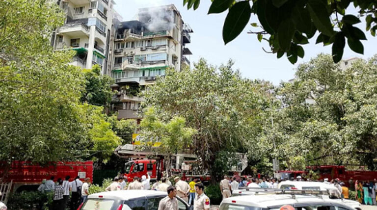 दिल्ली में बड़ा हादसा: द्वारका के एक अपार्टमेंट की 7वीं मंजिल पर लगी भीषण आग, पिता और दो बच्चों की गई जान