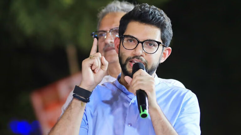 धारावी पुनर्विकास परियोजना पर सियासत, आदित्य ठाकरे बोले- ये मुंबई और महाराष्ट्र की अस्मिता की भी लड़ाई