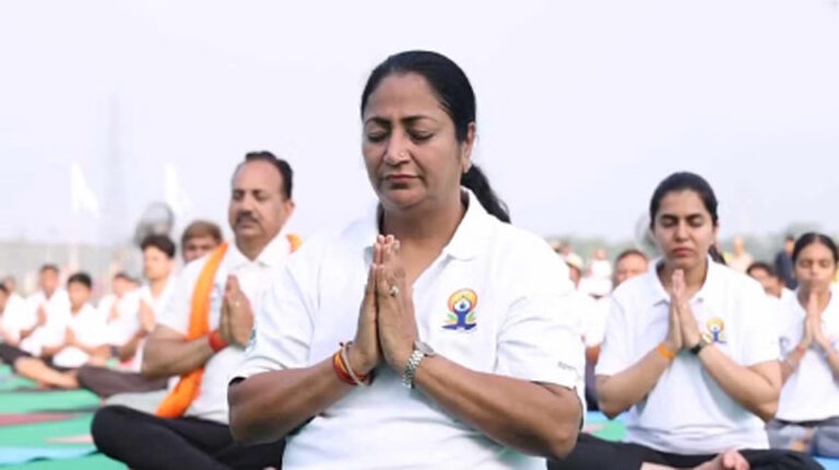 दिल्ली की सीएम रेखा गुप्ता ने यमुना किनारे किया योग, हजारों लोग हुए शामिल
