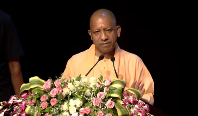 सीएम योगी ने मेधावियों को किया सम्मानित, बालिकाओं की सराहना कर बोले- बालक भी खूब मेहनत करें