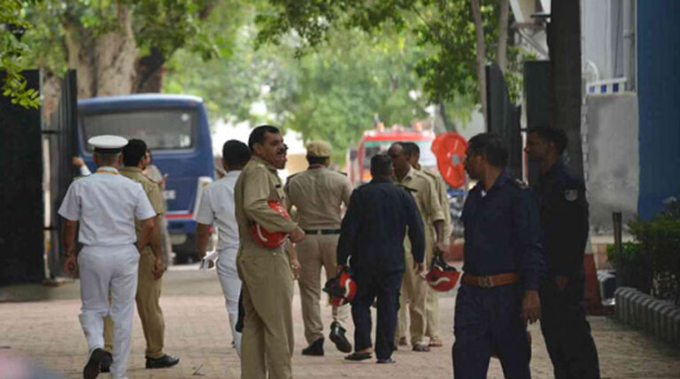 दिल्ली के 20 स्कूलों को सुबह-सुबह मिली बम से उड़ाने की धमकी, फायर ब्रिगेड और पुलिस टीम मौके पर