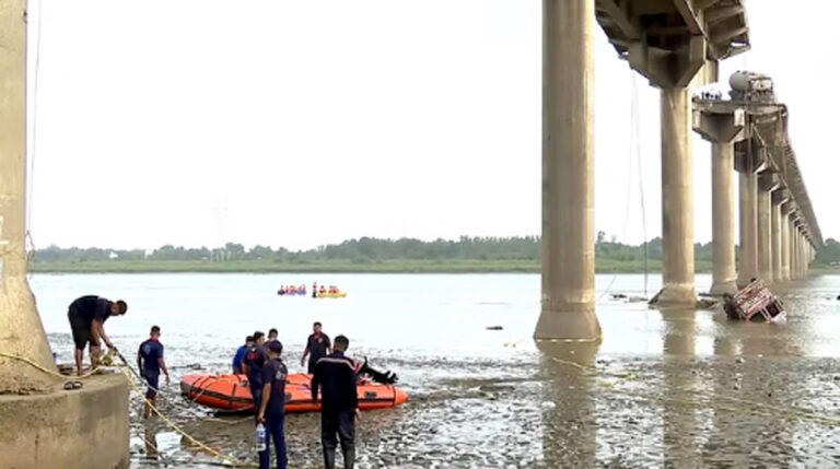 वडोदरा पुल हादसा: लगातार तीसरे दिन बचाव अभियान जारी, दो लोग अभी भी लापता; अब तक 18 लोगों की मौत